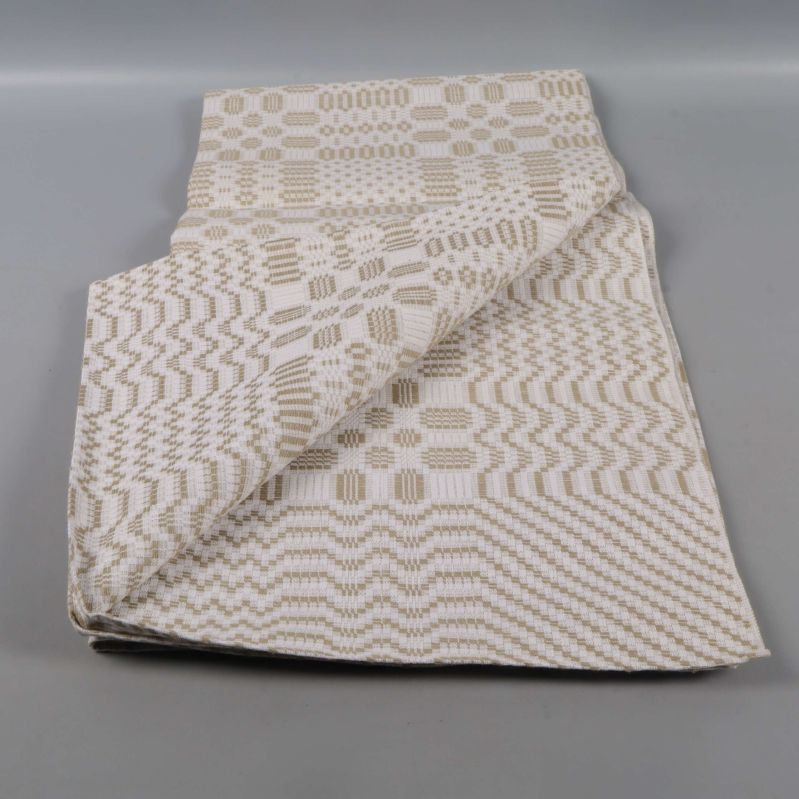 Beigevit duk delvis utvikt med synligt mönster