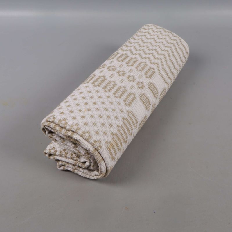 Sammansnurrad beigevit duk med mönster