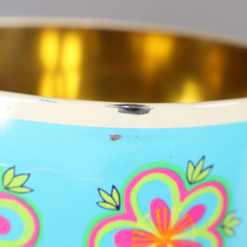 Närbild på kanten med mindre skador på färg och emalj