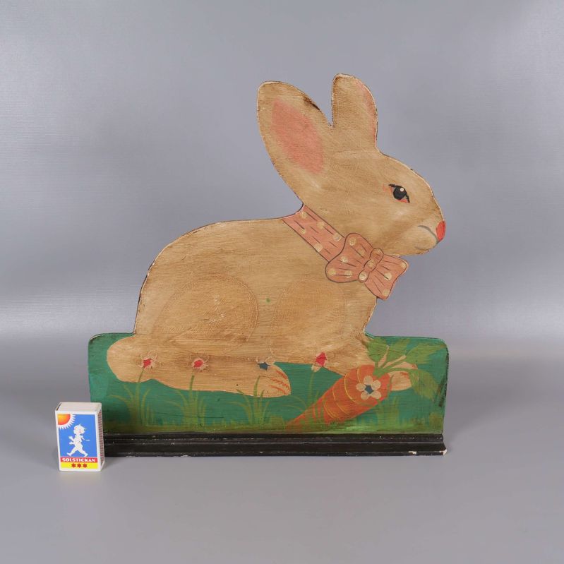 Kanindekoration ståendes bredvid tändsticksask för storleksjämförelse