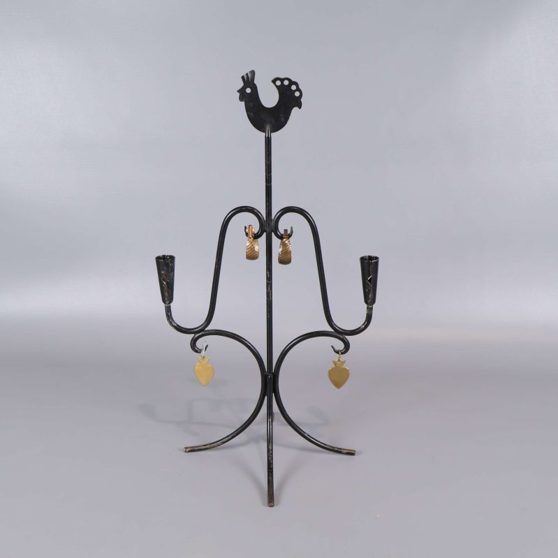Ljushållare i svart metall med tuppmotiv och hängen
