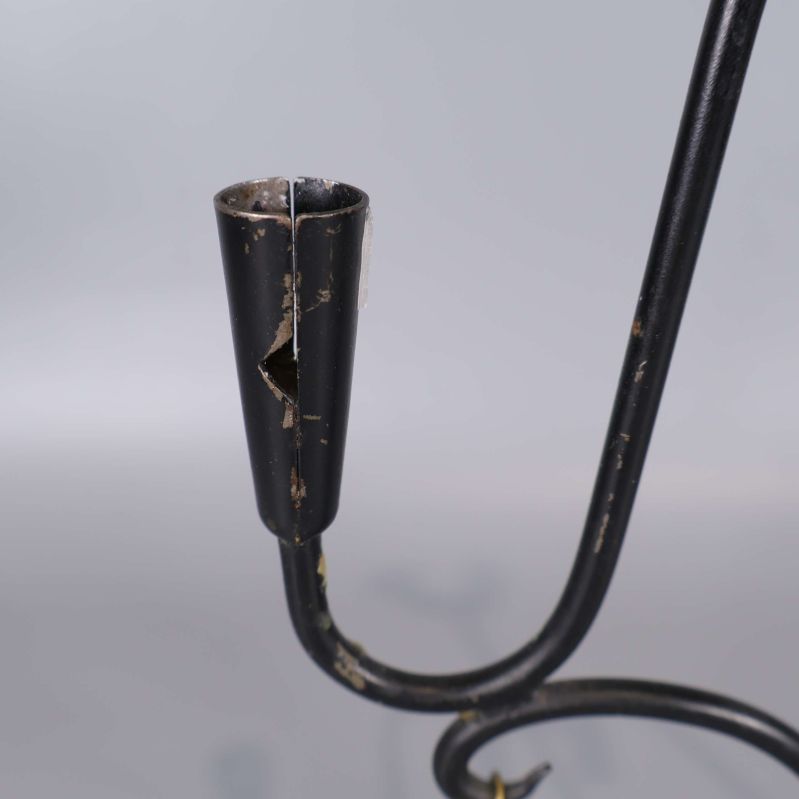 Närbild på skadad hållare för ljus