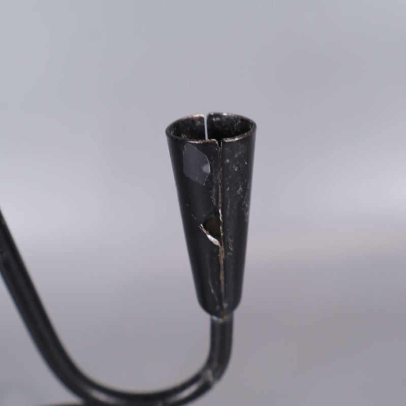 Närbild på andra skadade ljushållaren