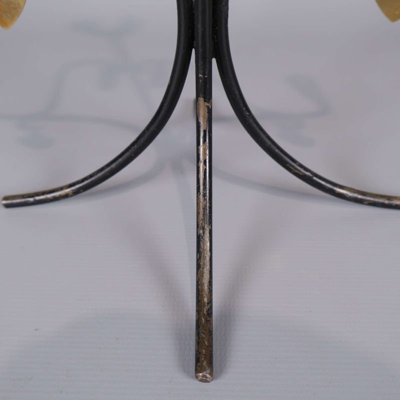 Sliten fot av ljushållaren i metall