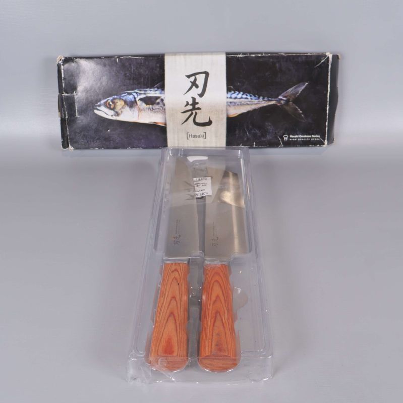 Förpackning med två japanska köksknivar med träliknande handtag