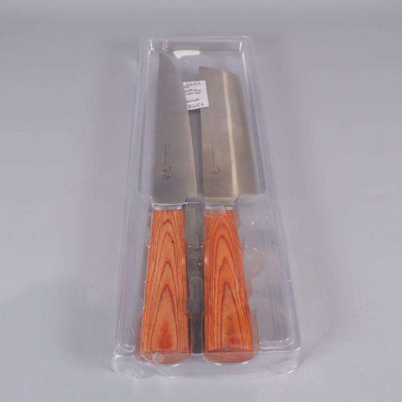 Närbild på två köksknivar i plastförpackning med synliga blad