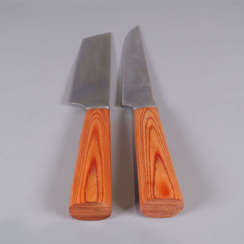 Knivarnas handtag och blad framifrån på vit bakgrund