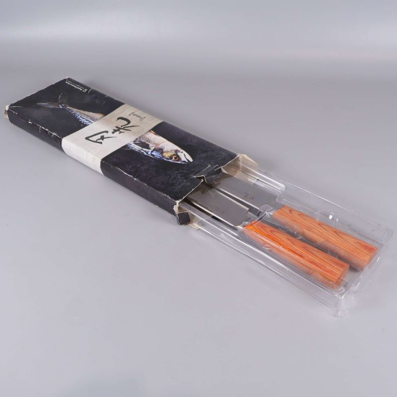 Förpackning och knivar fotade snett från sidan