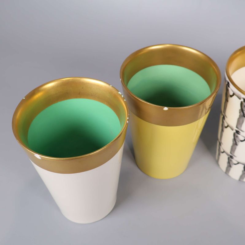 Närbild på två bägare med grönt inre och guldkant