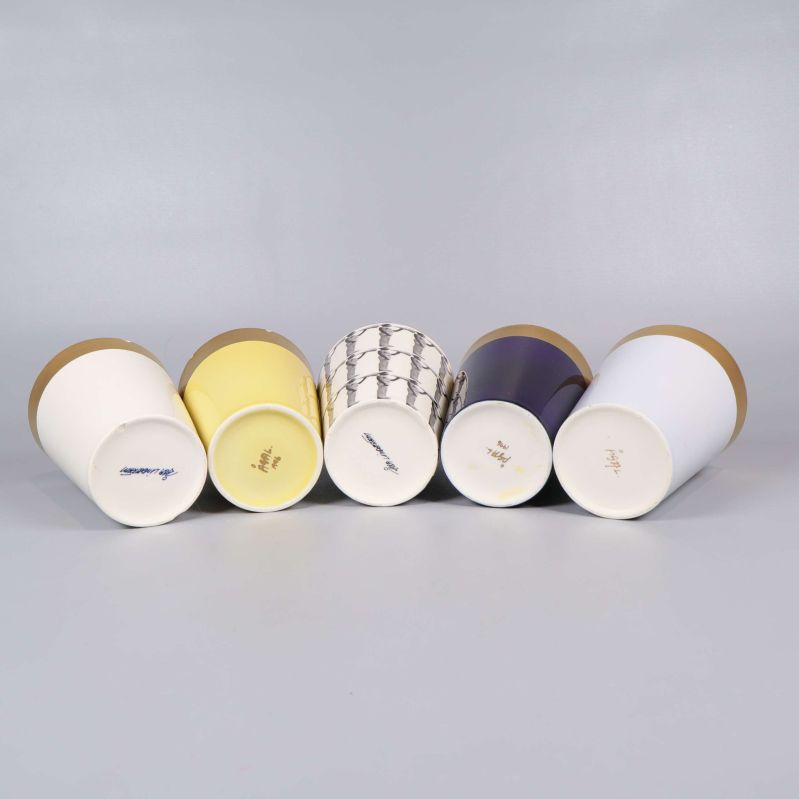 Undersidan av bägare med märkningar och logo