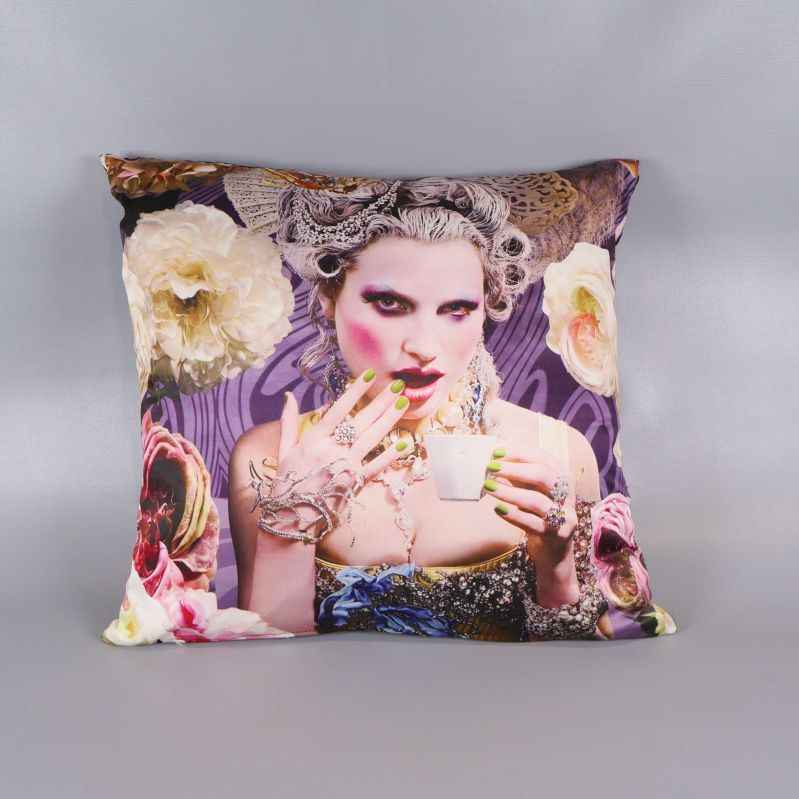 Kudde med färgglatt porträttmotiv och blommor
