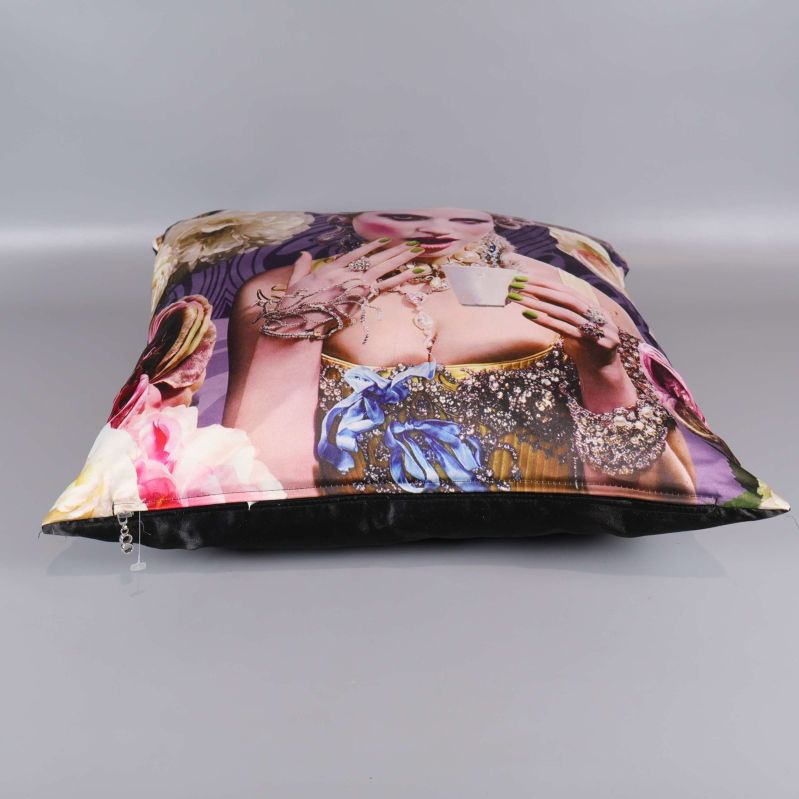 Kudde med tryck sedd från sidan