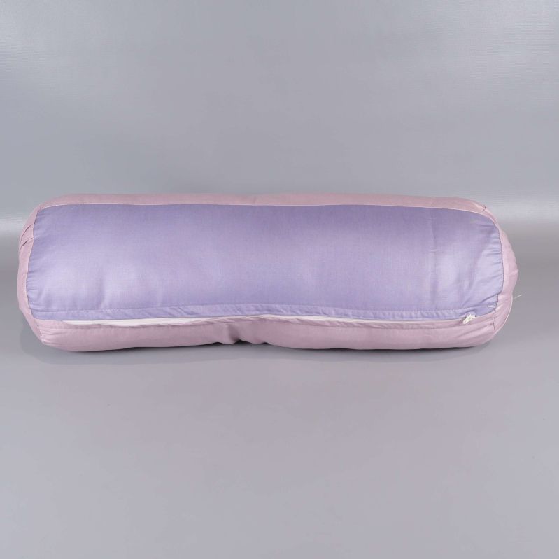 Baksida av cylinderformad lila och rosa kudde med dragkedja