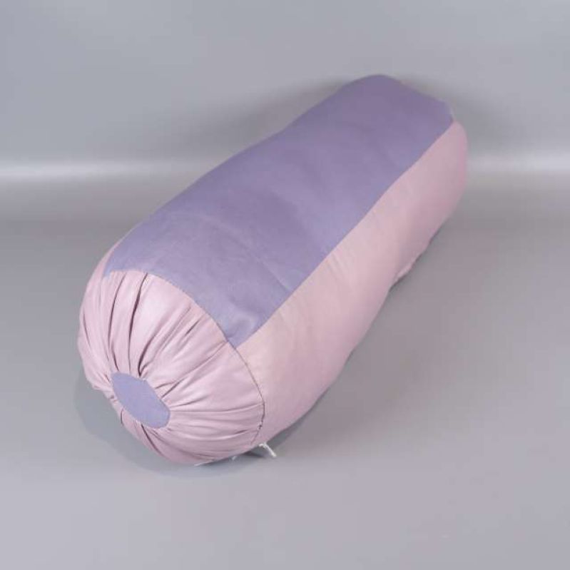 Lila och rosa cylinderkudde med synliga rundade ändar