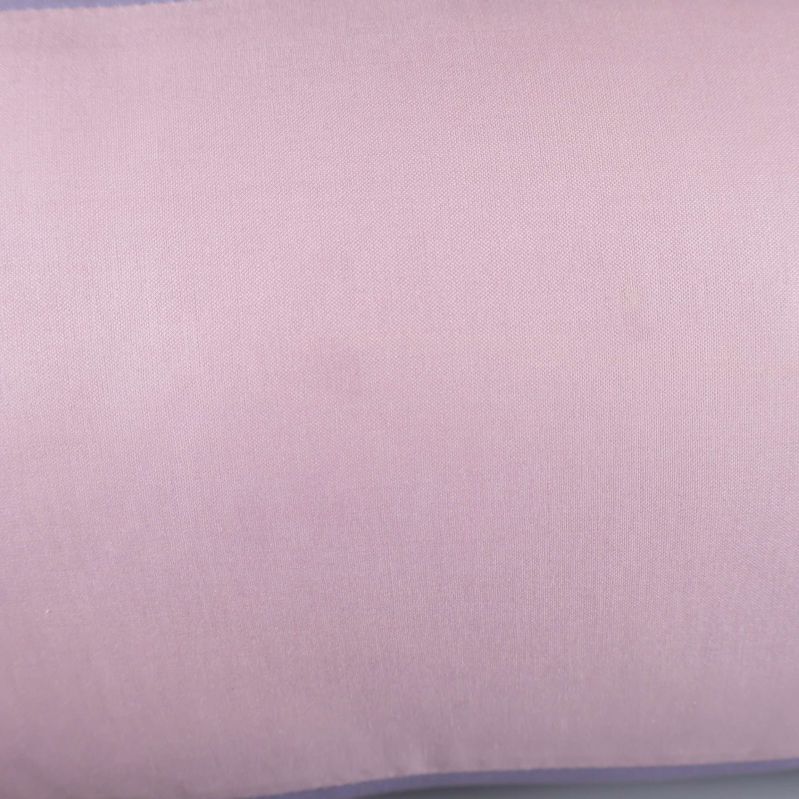 Närbild på rosa tygdel med diskreta fläckar