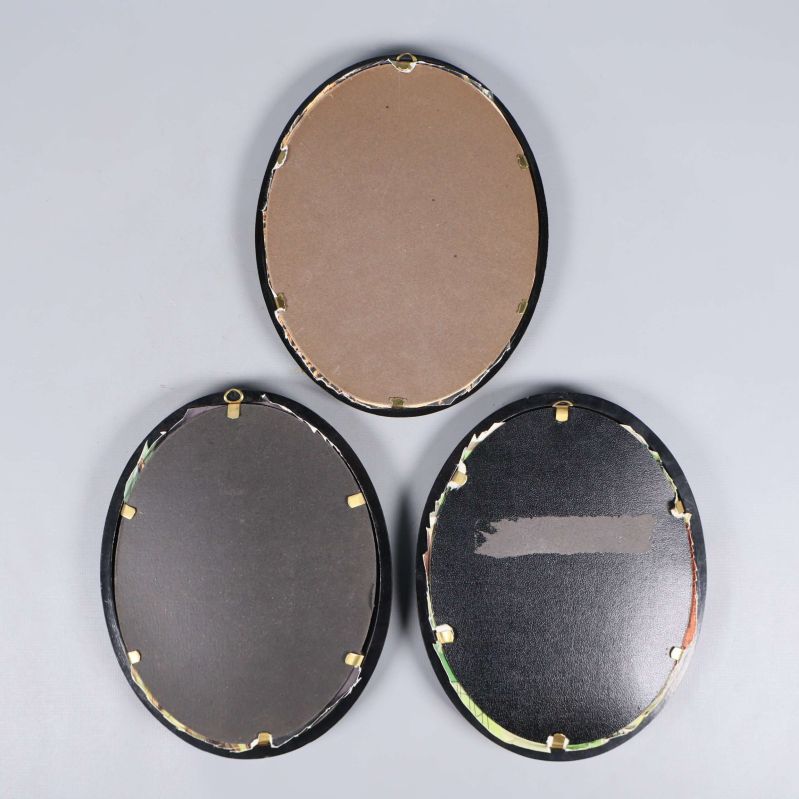 Baksida av tre ramar med upphängningsbeslag