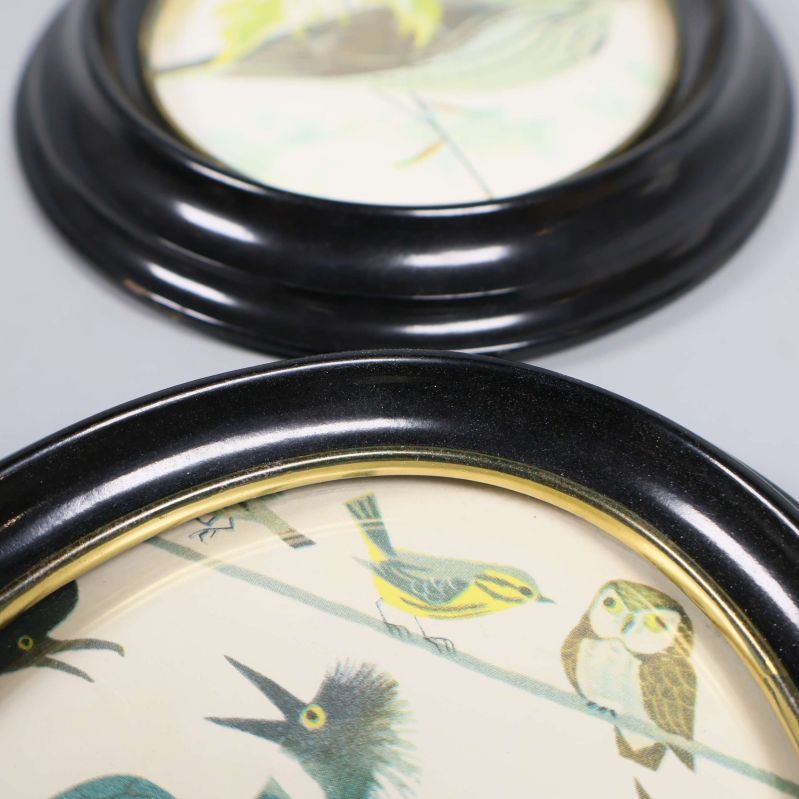 Närbild på svart ram och detalj av illustrationer