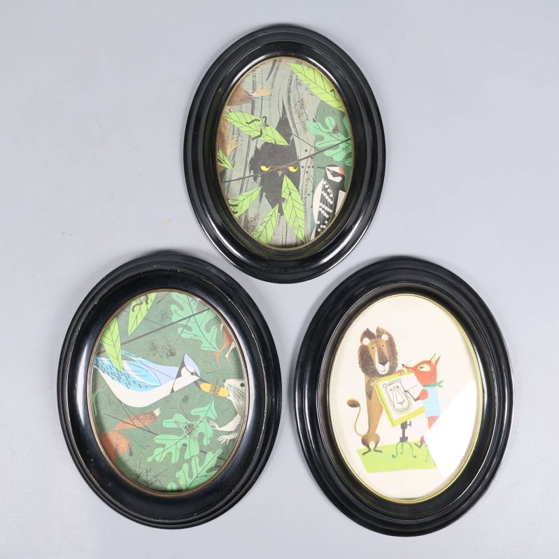 Tre andra ovala ramar med illustrationer