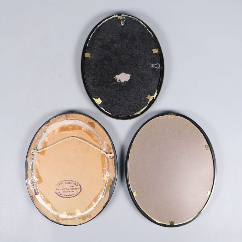 Olika baksidor på tre ramar med fästen