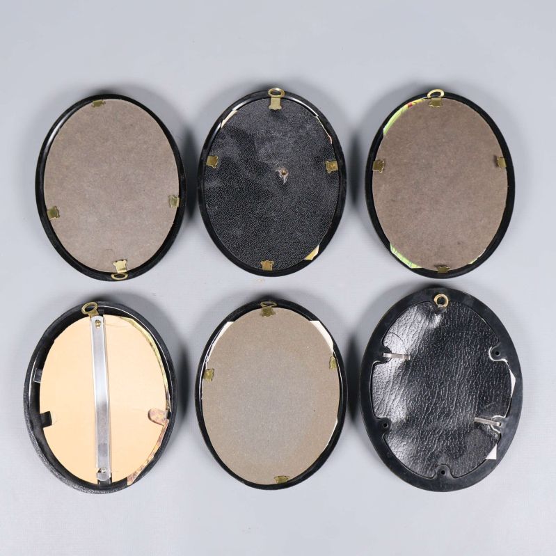 Baksidor av sex svarta ramar med upphängningsöglor