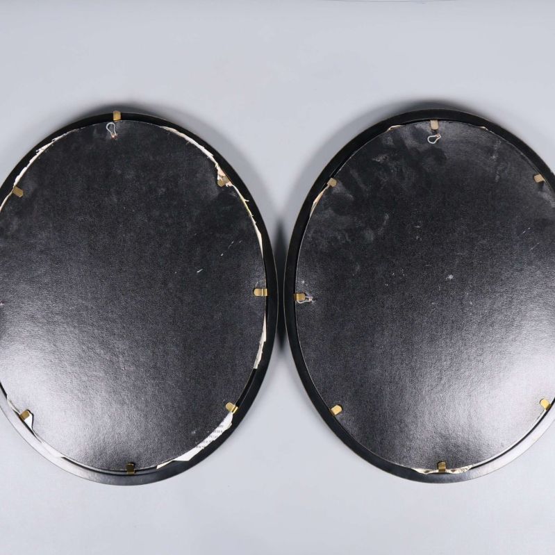 Baksida på två stora svarta ovala ramar