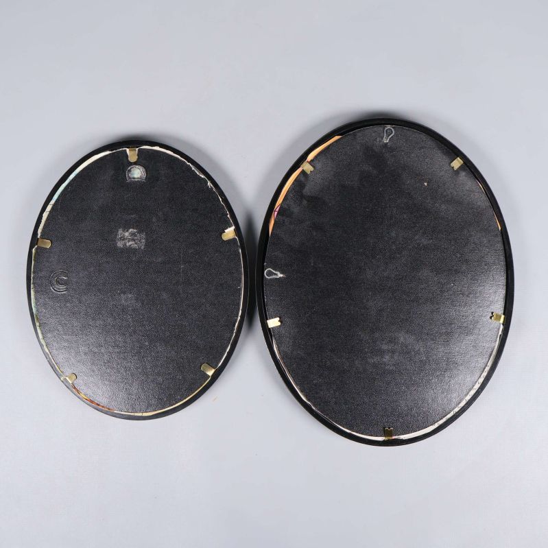 Baksida på två mindre svarta ovala ramar