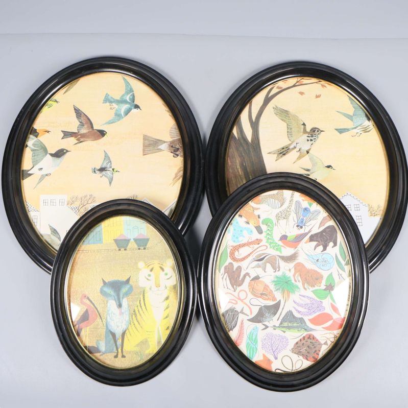 Fyra ovala svarta ramar med djurmotiv
