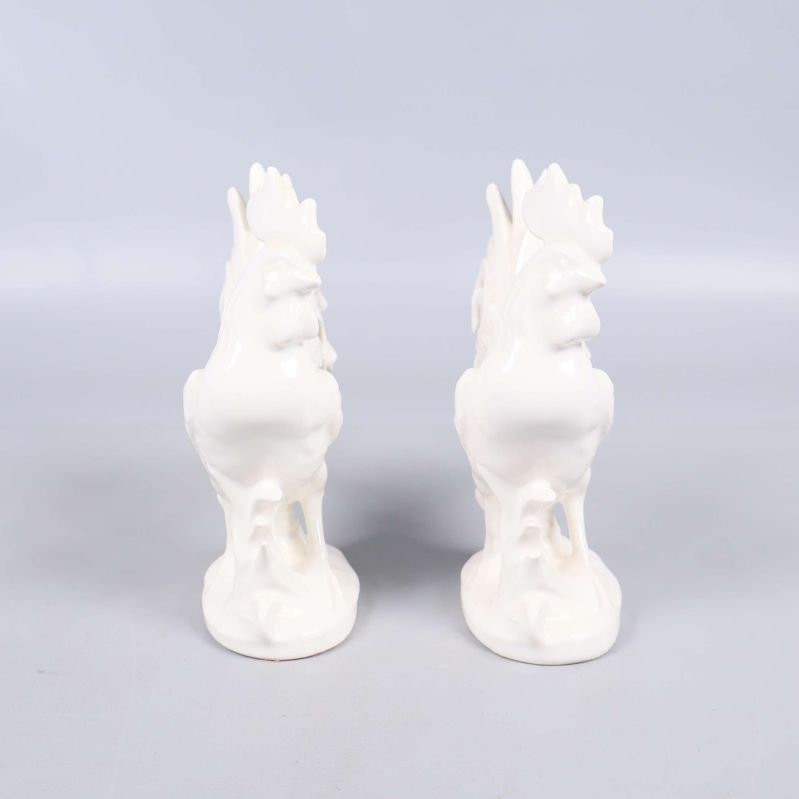 Tuppfigurerna framifrån med fokus på stjärtfjädrar