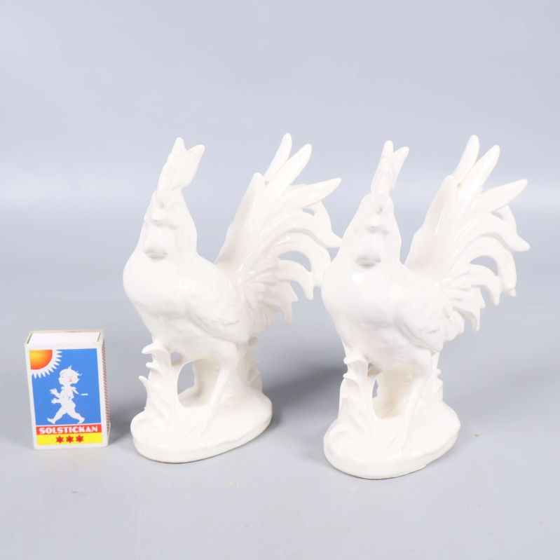 Tuppfigurer bredvid en tändsticksask som storleksjämförelse