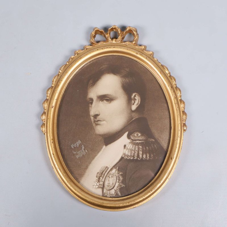 Oval guldram med porträtt av Napoleon