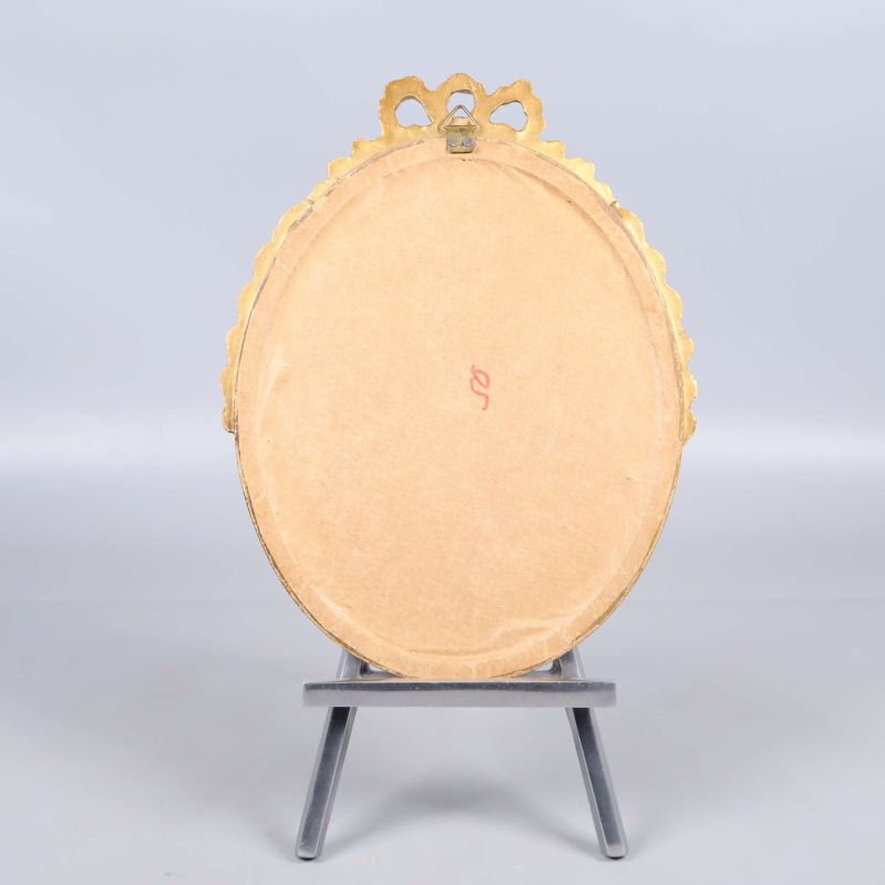 Baksida av oval ram med beige bakstycke