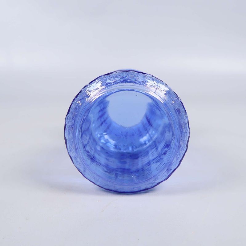 Vasens öppning och insida fotografierad rakt framifrån