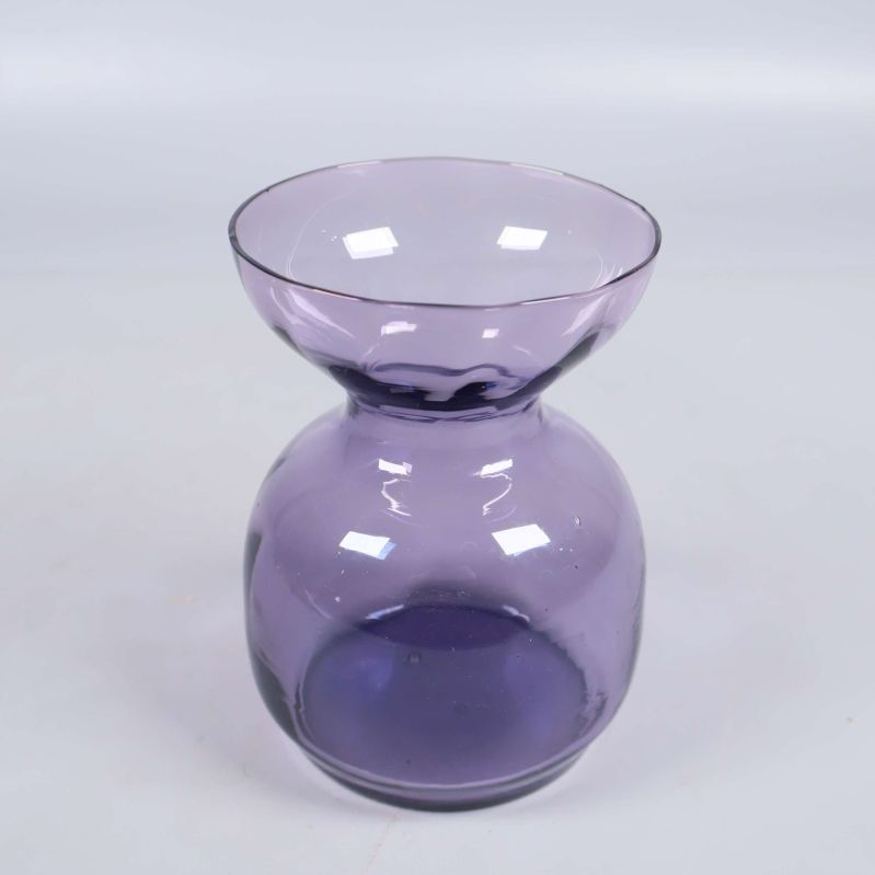 Glasvas i blått glas sedd från sidan