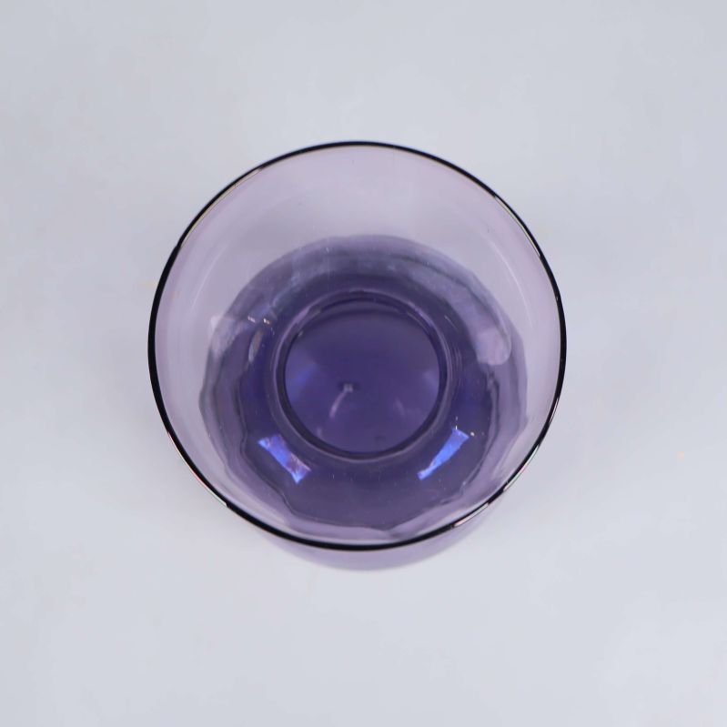 Toppvy av blå glasvas med öppen hals