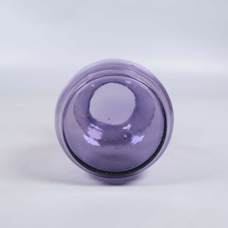 Undersida av blå glasvas mot ljus bakgrund