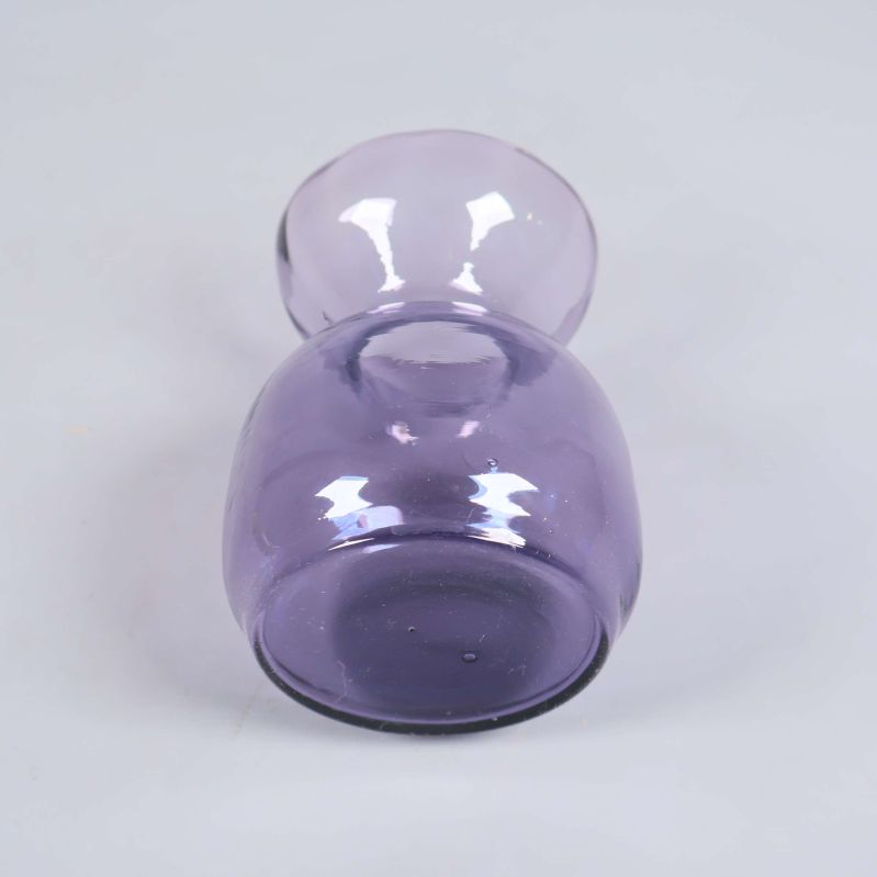 Blå glasvas liggande på sidan