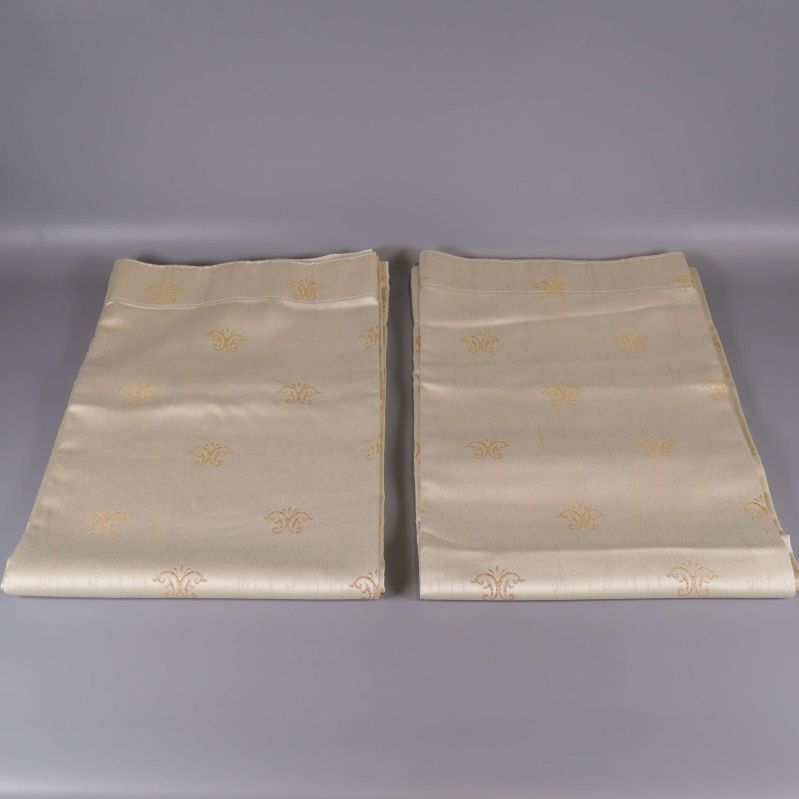 Två hopvikta gardiner ligger bredvid varandra