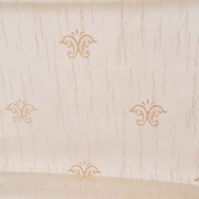 Gardintyg med ljust mönster visas i närbild