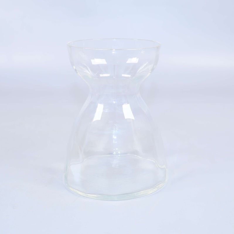 Transparent vas i glas med böjd midja sedd framifrån