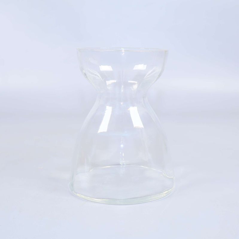 Transparent vas i glas fotograferad snett framifrån