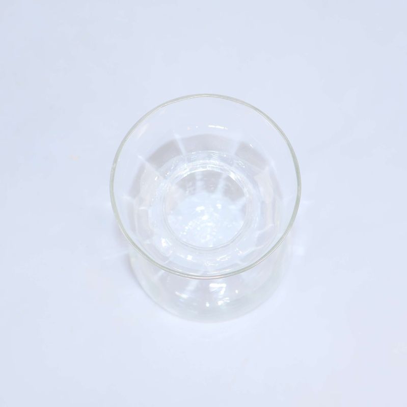 Glasvas sedd rakt uppifrån mot vit bakgrund