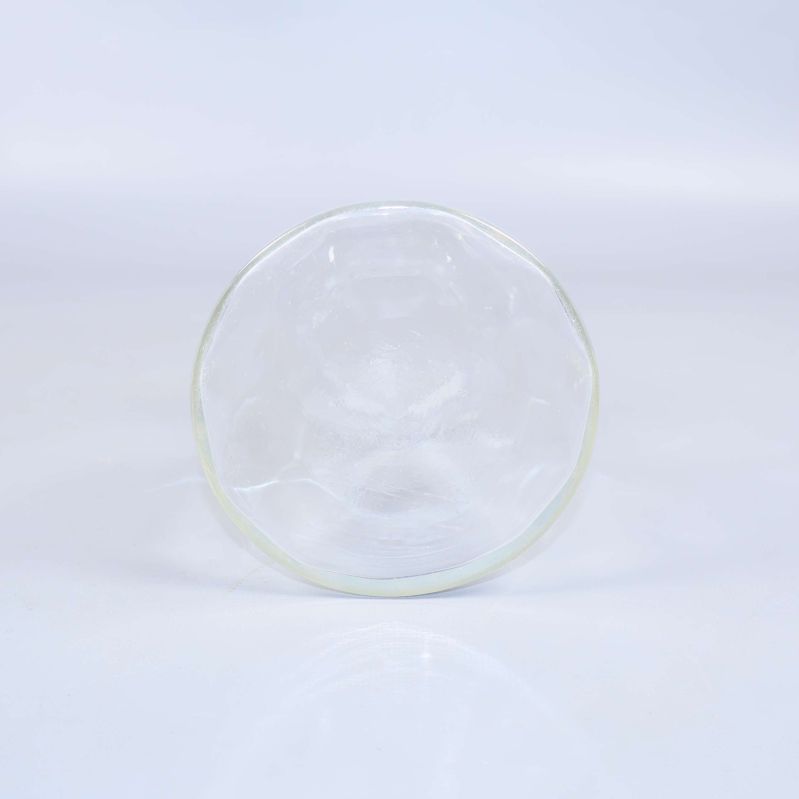 Basen av glasvas med tydlig rund form och glasstruktur