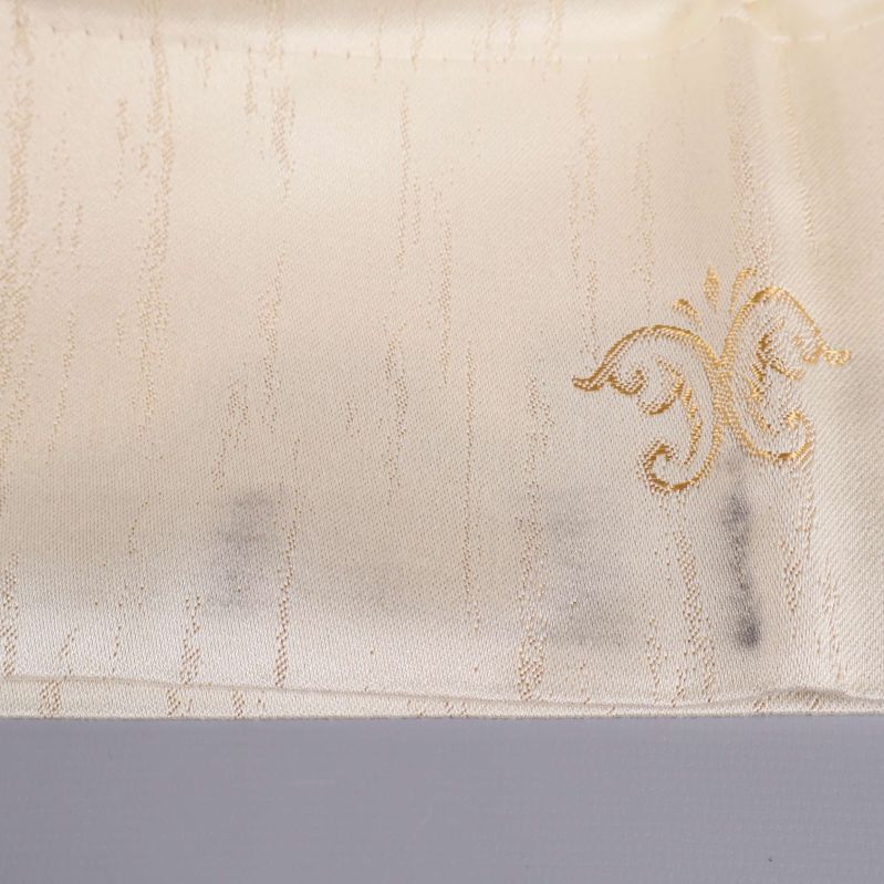 Detalj av gardin med mönster och mindre fläckar