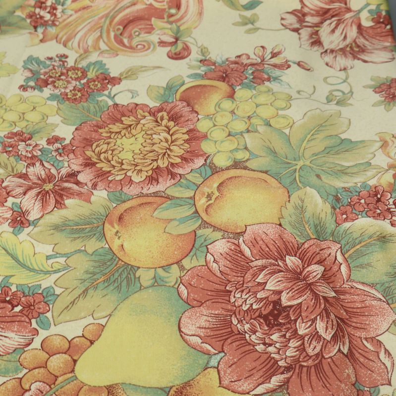 Detaljer av blommor, frukt och blad på tyg