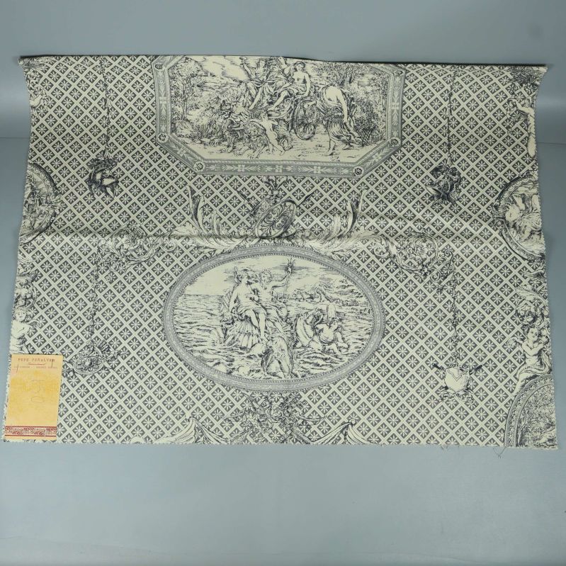 Dekorativ duk med svartvitt motiv och etikett