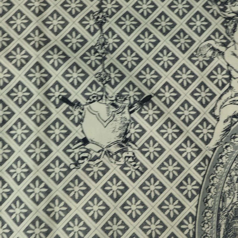 Rutmönstrad yta med vapensköldsmotiv på duk