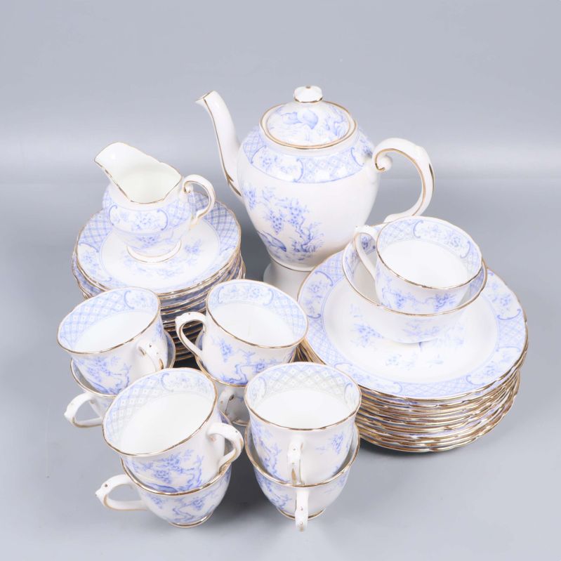 Komplett servis med kanna och flera porslinskoppar