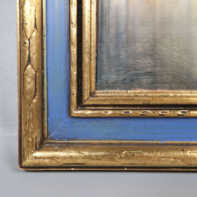 Närbild på ramens guld- och blåfärgade hörn