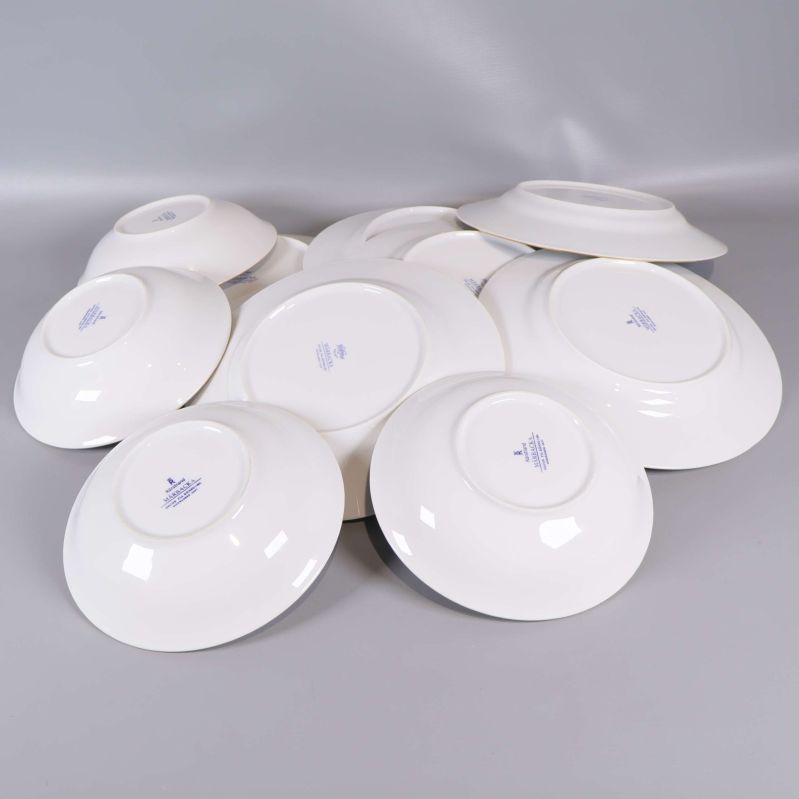 Baksidan av tallrikar visar stämplar och märkningar