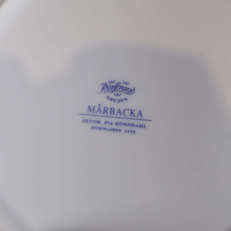 Undersidan av tallrik med blå stämpel Mårbacka Rörstrand